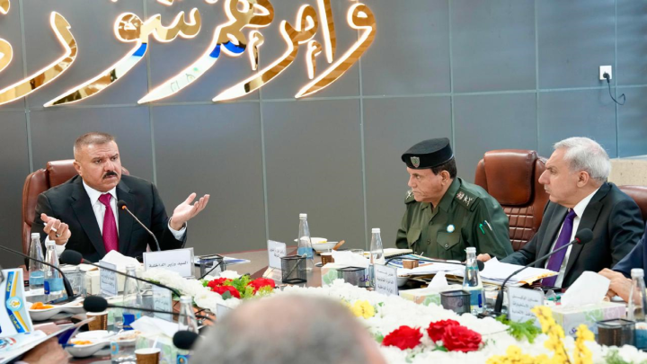 وزير الداخلية يناقش تصويب الوضع القانوني للعمالة الأجنبية في العراق